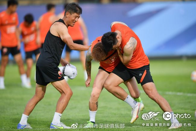 所以她压根不需要买衣服，只是，今天她像是在发泄什么不高兴的心情一般，看见漂亮的衣服，连试都不试就直接刷卡买下，仿佛要刷爆了这张卡，才肯甘心。